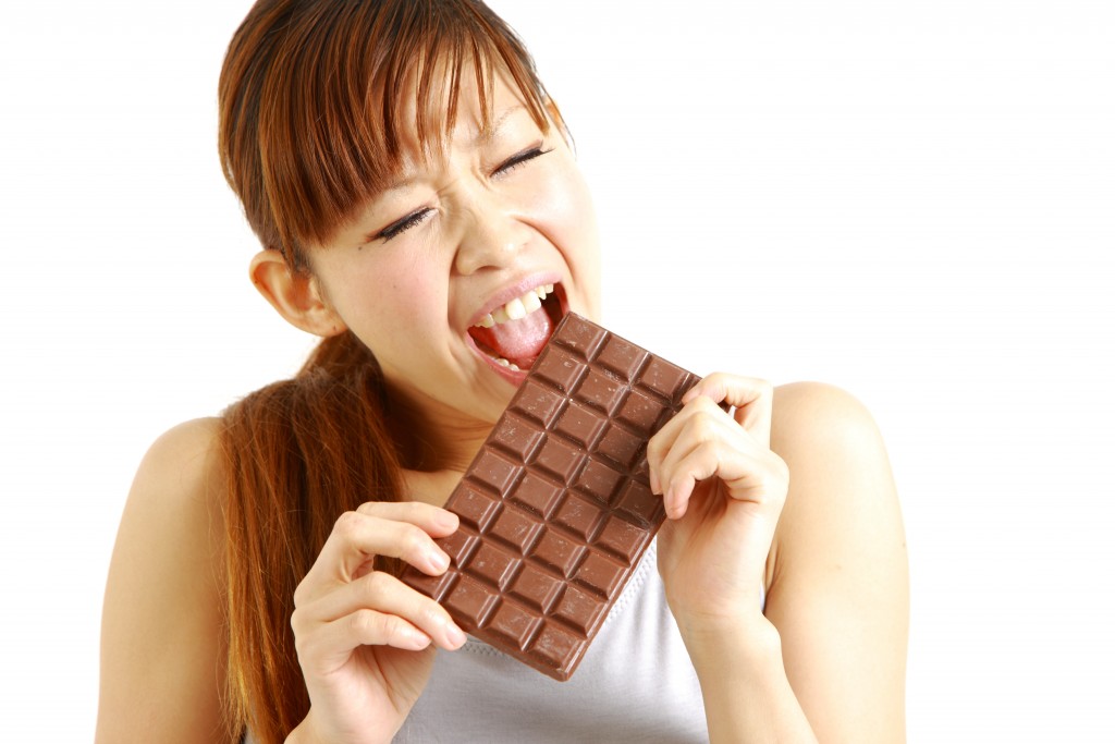 ストレスでチョコレートをやけ食いする女性
